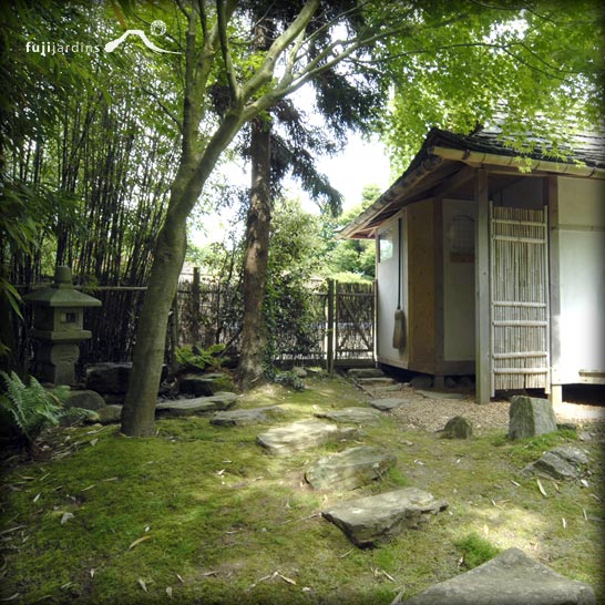 Le roji, jardin de thé avec la cabane à thé (chashitsu) et le bassin aux ablutions (tsukubai)