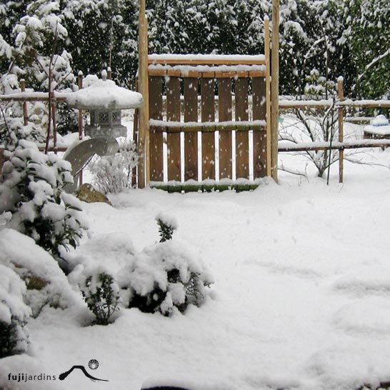 Le roji, jardin de thé avec la cabane à thé (chashitsu) et le bassin aux ablutions (tsukubai)